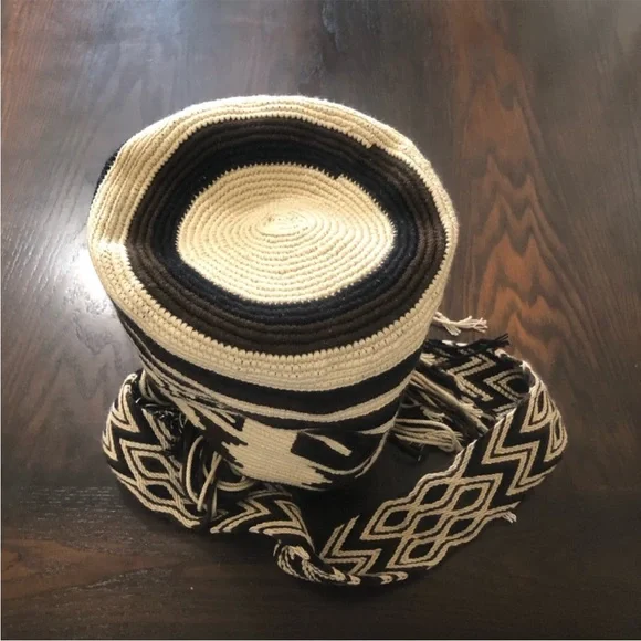 NWT SARAI WAYUU Black and Tan Patterned Woven Crossbody Bag Columbia made XL - Picture 13 of 16